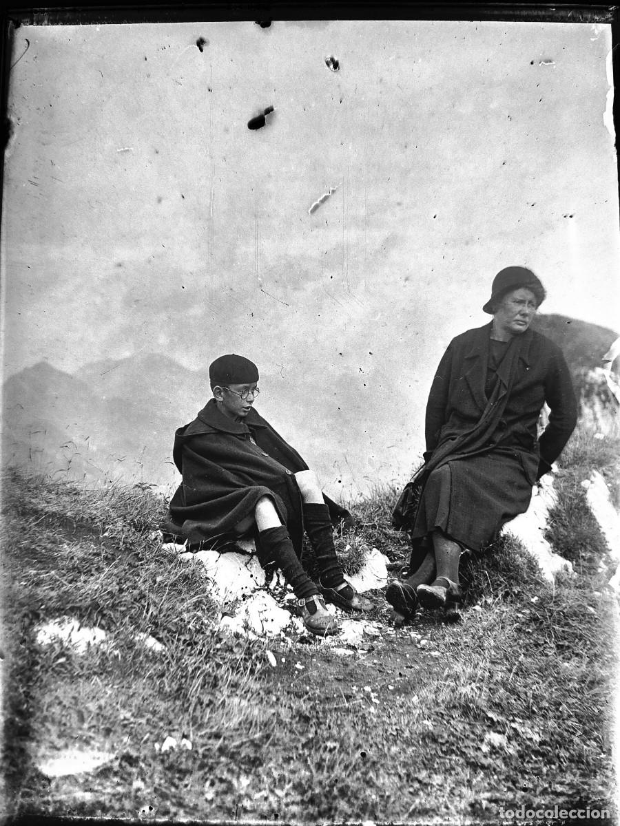 Fotograf&iacute;a antigua: Antiguo negativo de fotograf&iacute;a. Cristal. Se&ntilde;ora y ni&ntilde;o. Antigua.