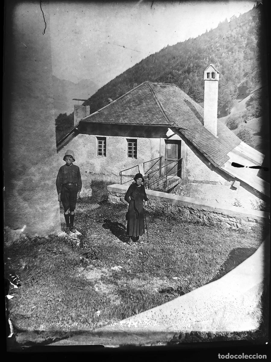 Fotograf&iacute;a antigua: Antiguo negativo de fotograf&iacute;a. Cristal. Ni&ntilde;o, se&ntilde;ora. Antigua.