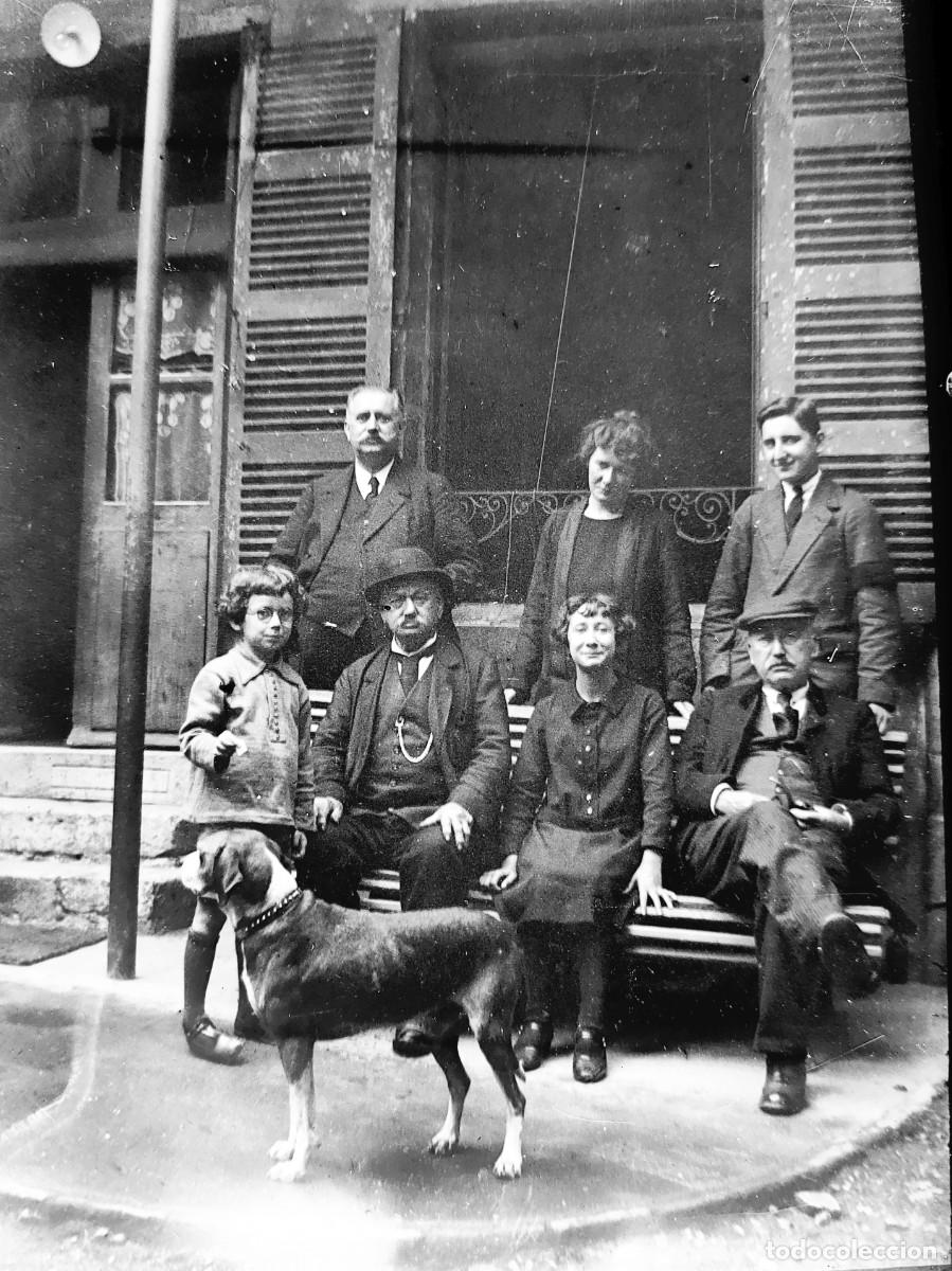 Photographie ancienne: Antiguo negativo de fotograf&iacute;a. Cristal. Familiar. Con el Perro. Antigua.