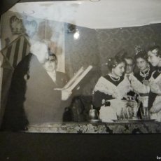Fotografía antigua: FALLA CRUZ CUBIERTA, 1958, HOMENAJE FALLERO A CURA PARROCO. ALBUM 9 FOTOS Y RECORTE PRENSA. Lote 365764886