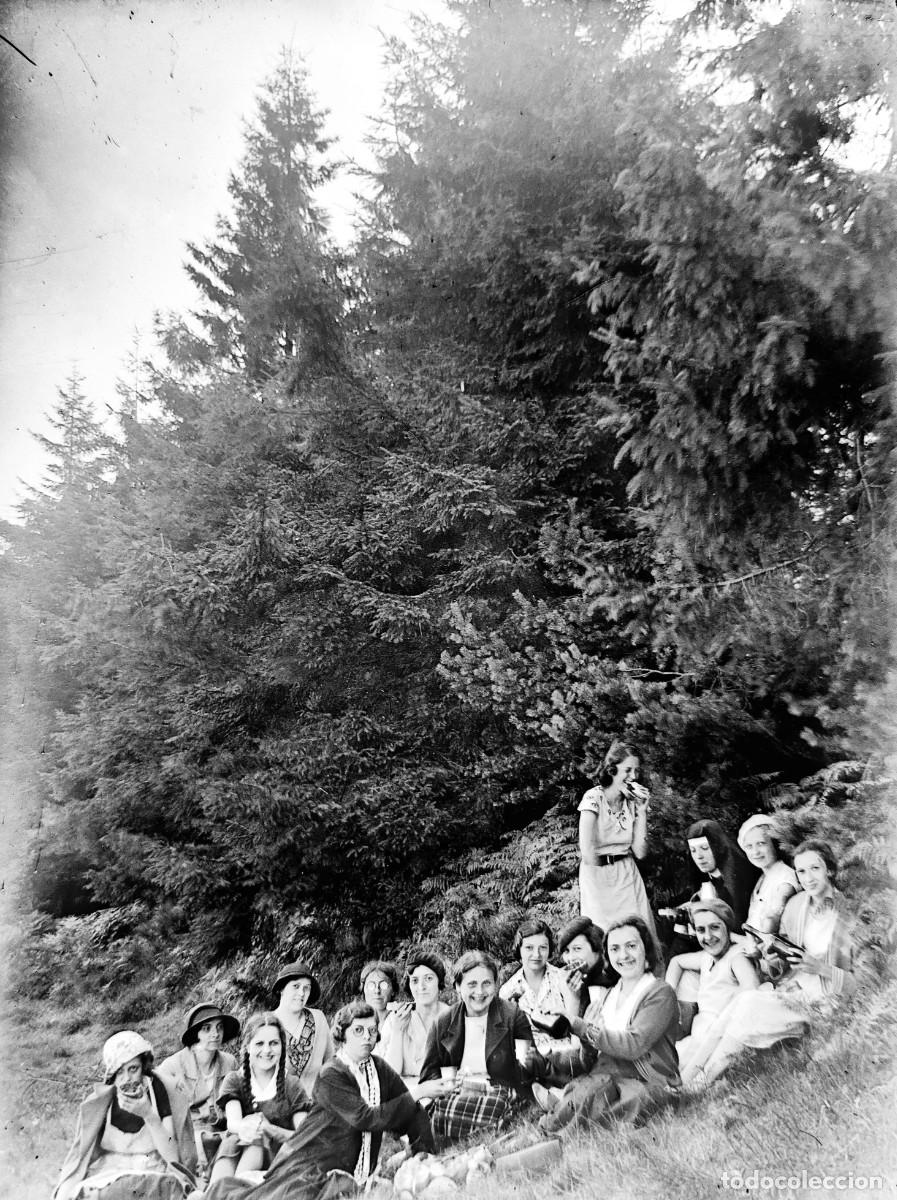 Photographie ancienne: Antiguo negativo de fotograf&iacute;a. Cristal. Se&ntilde;oritas en el campo. Antigua.