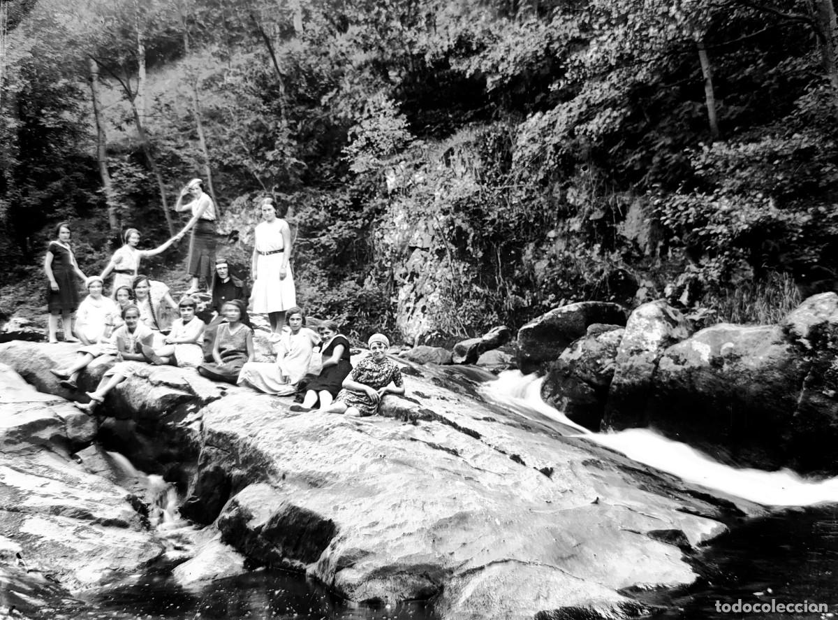 Fotografia antica: Antiguo negativo de fotograf&iacute;a. Cristal. Se&ntilde;oritas en el campo. Antigua.