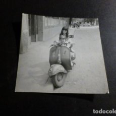 Fotografía antigua: NIÑOS EN MOTO VESPA ANTIGUA FOTOGRAFIA 8,54 X 9 CMTS. Lote 366816026