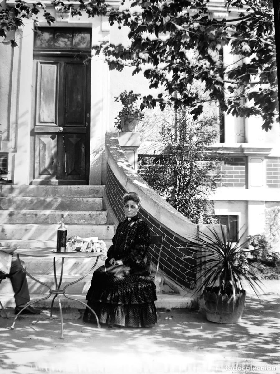 Photographie ancienne: Antiguo negativo de fotograf&iacute;a. Cristal. Se&ntilde;ora en el jard&iacute;n. Antigua.