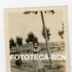 Fotografía antigua: FOTO ORIGINAL BARCELONA SEÑORA EN MONTJUICH MONTJUIC AÑO 1920