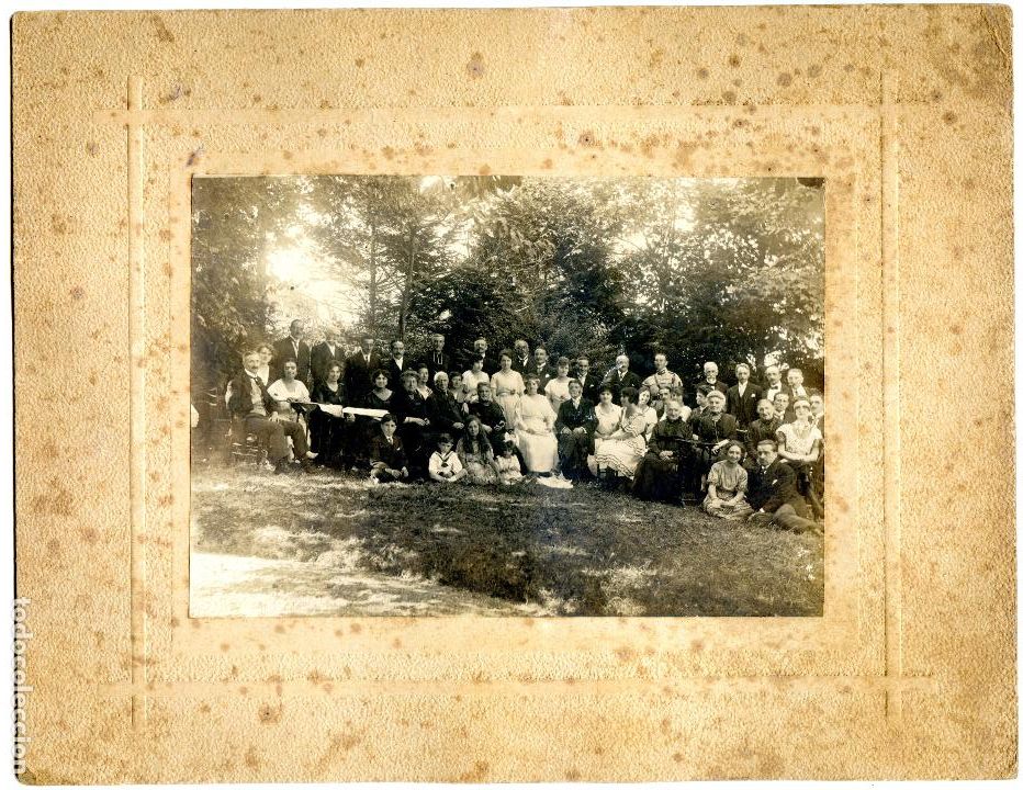 Antique Photography: Retrato de grupo numeroso al aire libre, quiz&aacute;s una boda en Ustaritz, pa&iacute;s vasco franc&eacute;s circa 1910