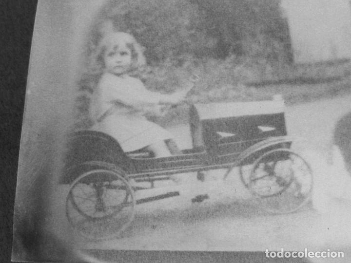 Fotograf&iacute;a antigua: NEGATIVO DE CELULOIDE DE UNA NI&Ntilde;A EN UN COCHE DE PEDALES