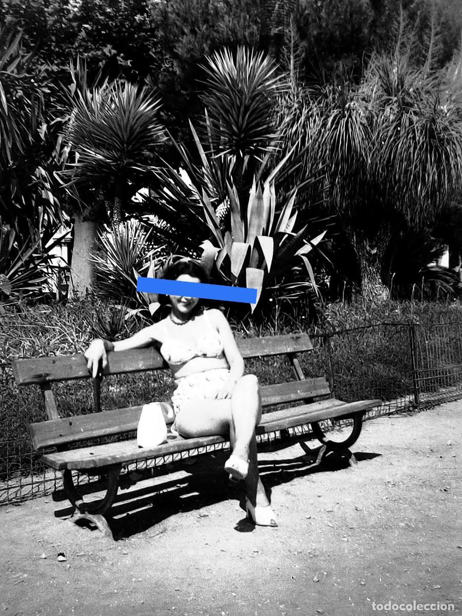 Fotografia antica: Antiguo negativo de fotograf&iacute;a. Chica posando en ba&ntilde;ador. Antigua.