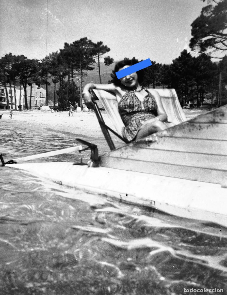 Antique Photography: Antiguo negativo de fotograf&iacute;a. Chica posando en ba&ntilde;ador. Antigua.