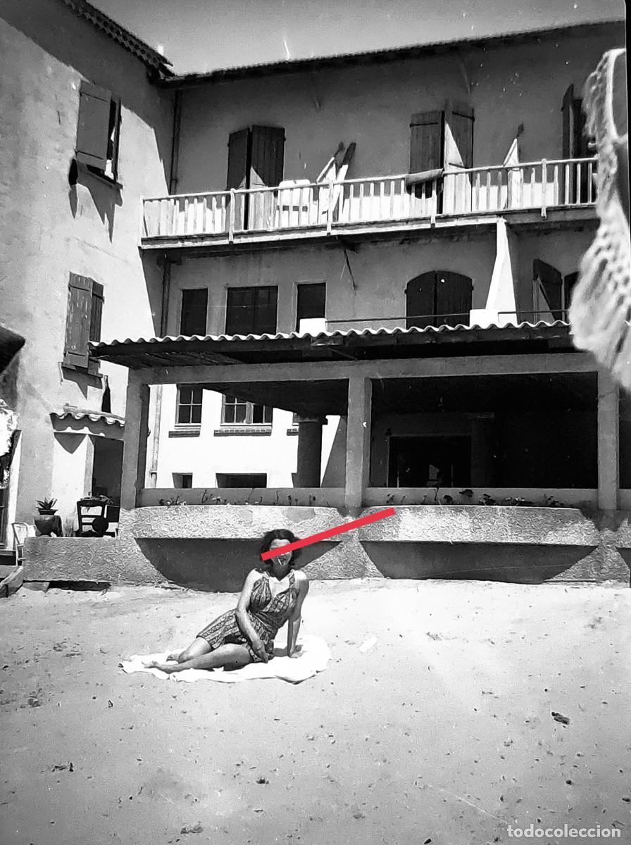 Fotograf&iacute;a antigua: Antiguo negativo de fotograf&iacute;a. Chica posando en ba&ntilde;ador. Antigua.