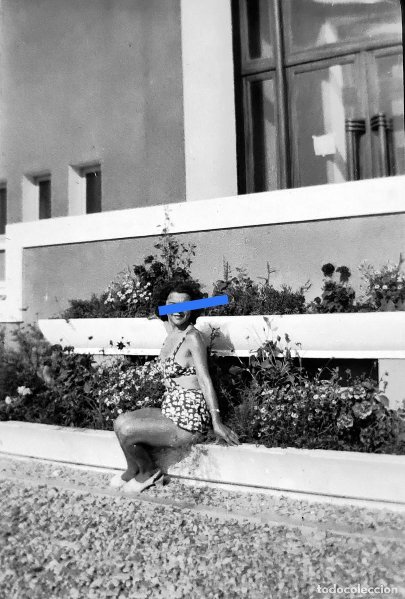 Antique Photography: Antiguo negativo de fotograf&iacute;a. Chica en ba&ntilde;ador. Antigua.
