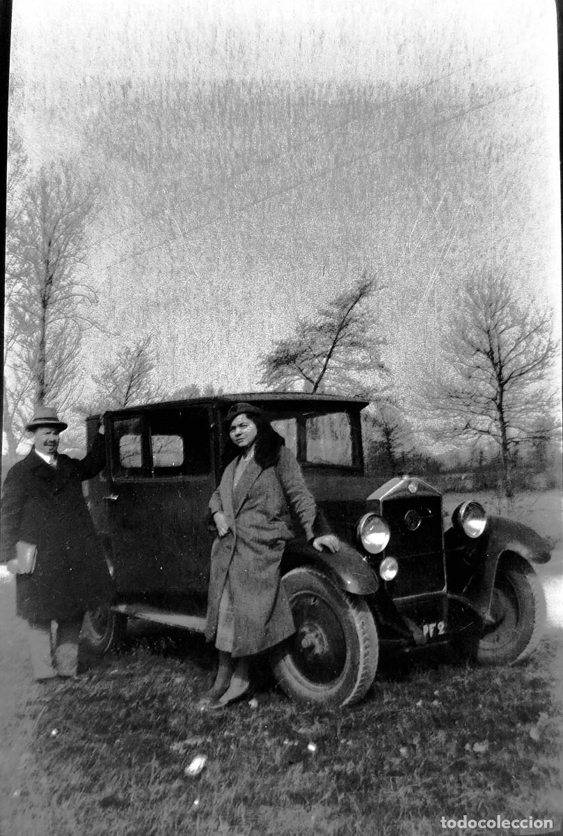 Fotografia antica: Antiguo negativo de fotograf&iacute;a. Chica junto al autom&oacute;vil. Antigua.