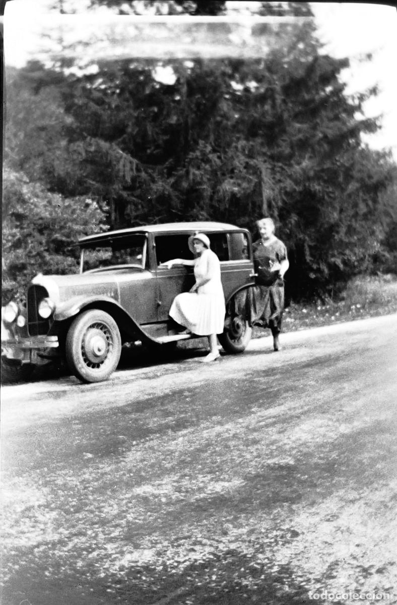 Photographie ancienne: Antiguo negativo de fotograf&iacute;a. Chica junto al autom&oacute;vil. Antigua.