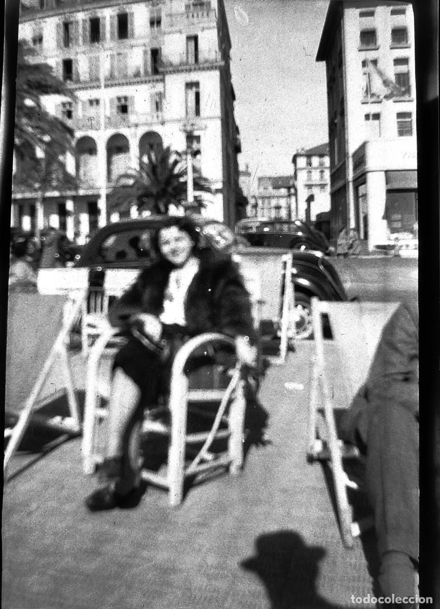 Antique Photography: Antiguo negativo de fotograf&iacute;a. Chica en la terraza. Antigua.