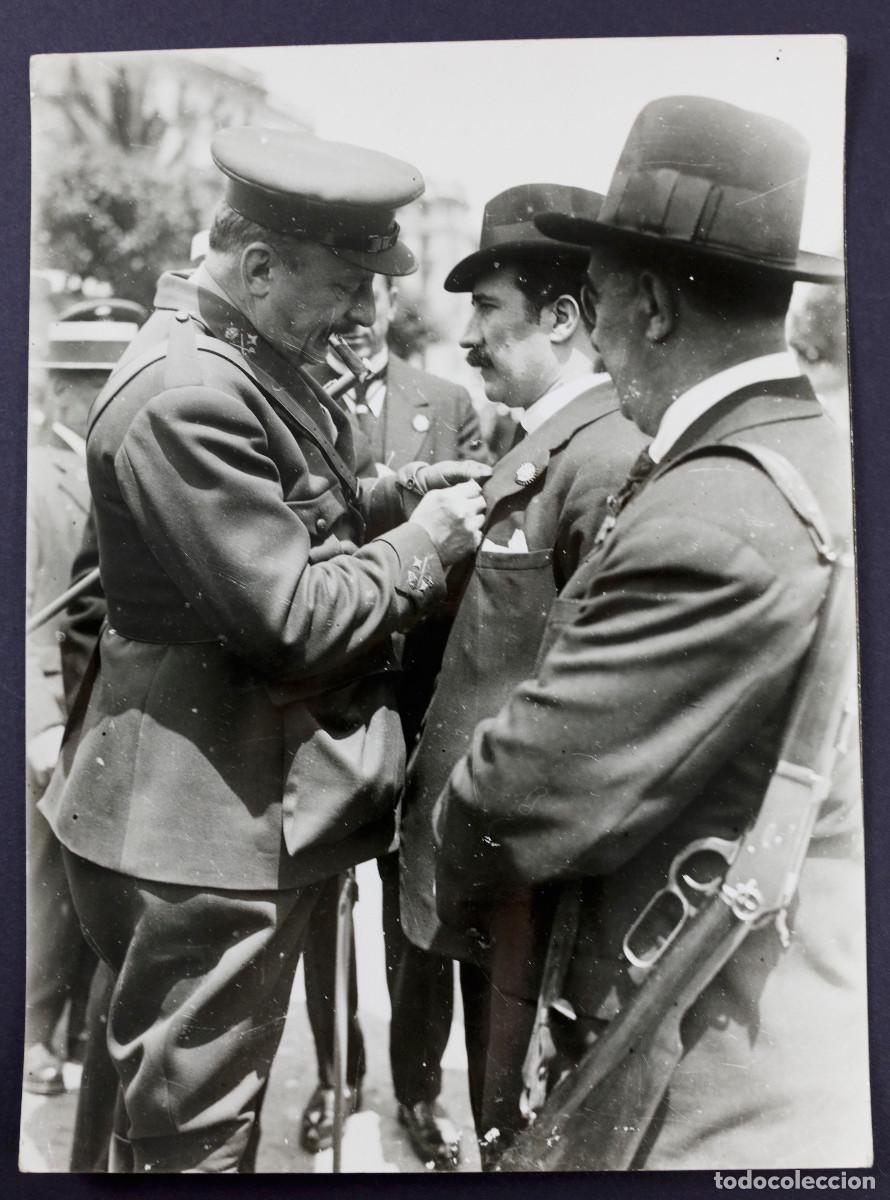 Fotograf&iacute;a antigua: PRIMO DE RIVERA CONDECORANDO A UN SOMATENTISTA - FOTOGRAF&Iacute;A 18X24CM.