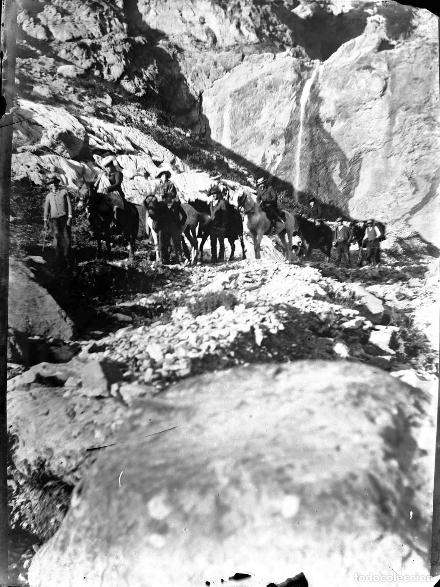 Fotografia antica: Antiguo negativo de fotograf&iacute;a. Cristal. Paisaje pirenaico. Paseo en caballo. Antigua.