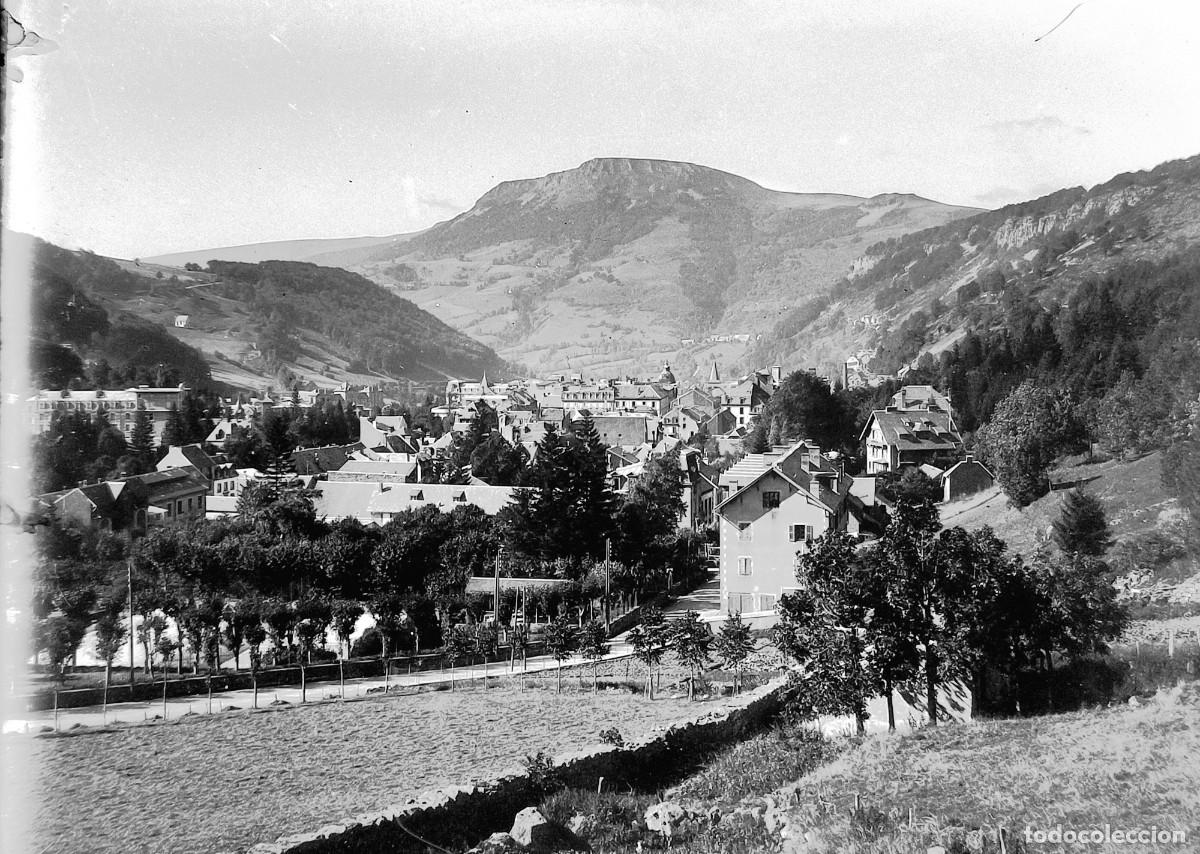 Fotografia antica: Antiguo negativo de fotograf&iacute;a. Cristal. Paisaje rural, un pueblo. Antigua.