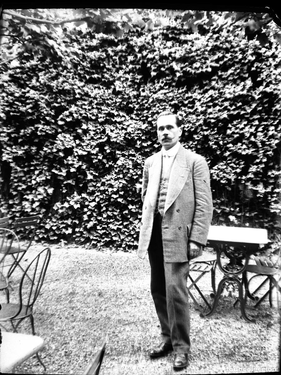 Fotograf&iacute;a antigua: Antiguo negativo de fotograf&iacute;a. Cristal. Caballero, en el jard&iacute;n. Antigua.