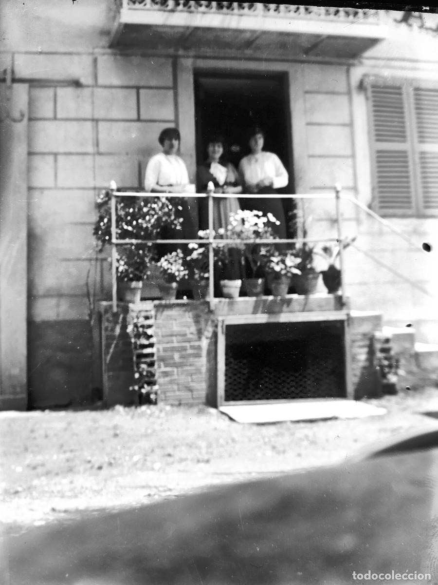 Fotografia antica: Antiguo negativo de fotograf&iacute;a. Cristal. Se&ntilde;oras. En la entrada de una casa. Antigua.