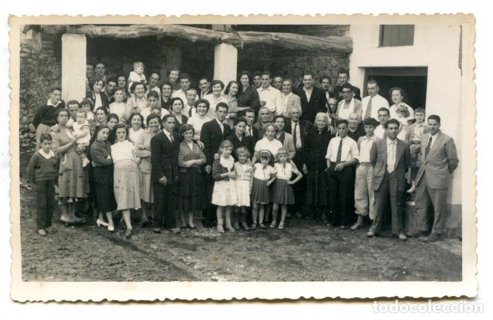 Alte Fotografie: Llanes, celebraci&oacute;n familiar o fiesta vecinal. Foto Ramon&iacute;n Rozas. 13,8x8,5 cm.