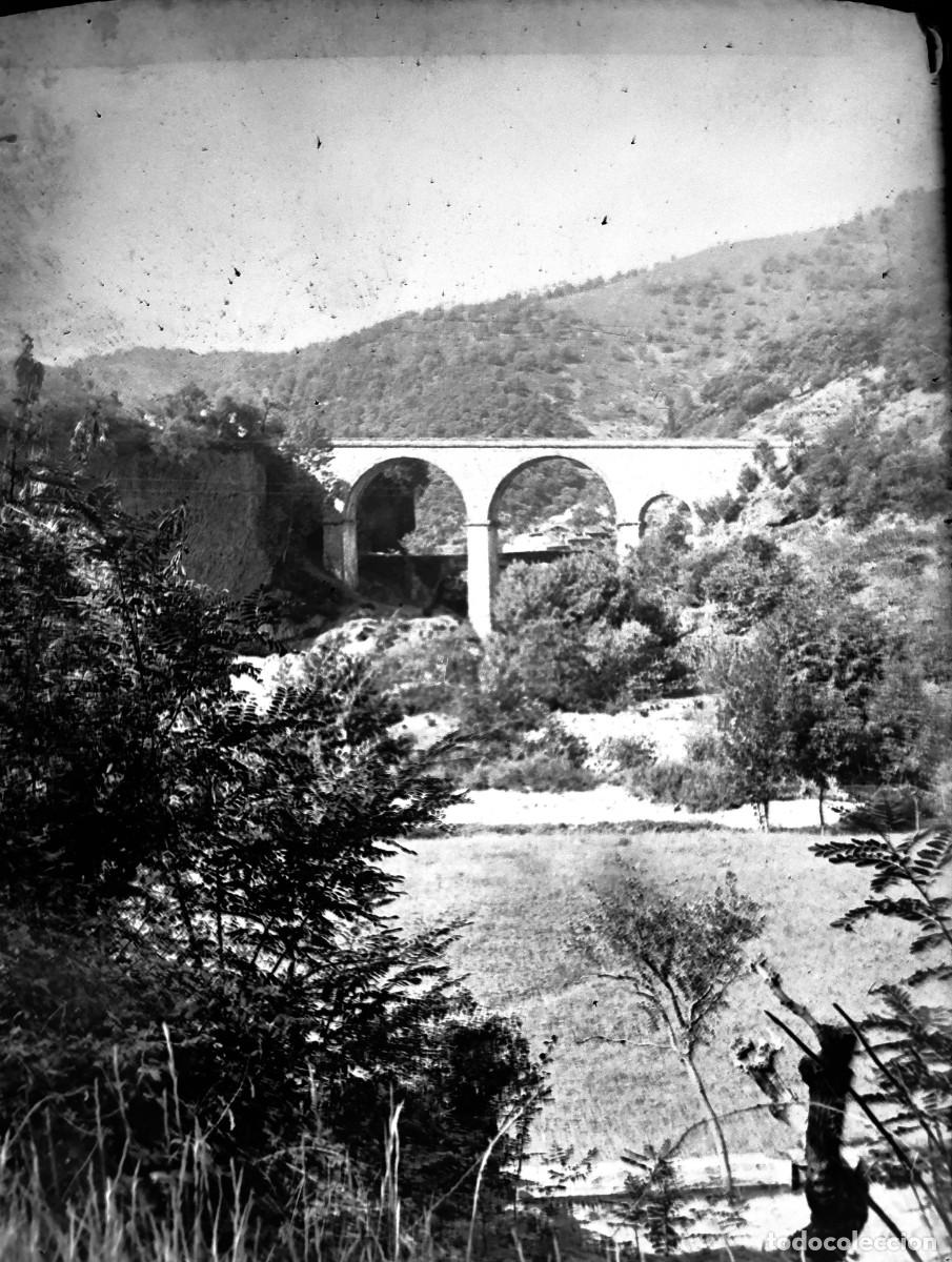 Fotograf&iacute;a antigua: Antiguo negativo de fotograf&iacute;a. Cristal. Puente romano, acueducto. Antigua.