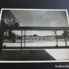 Fotografía antigua: MADRID EL PARDO PUERTA DE HIERRO PISCINA SINDICAL ANTIGUA FOTOGRAFIA 24 X 18 CMTS