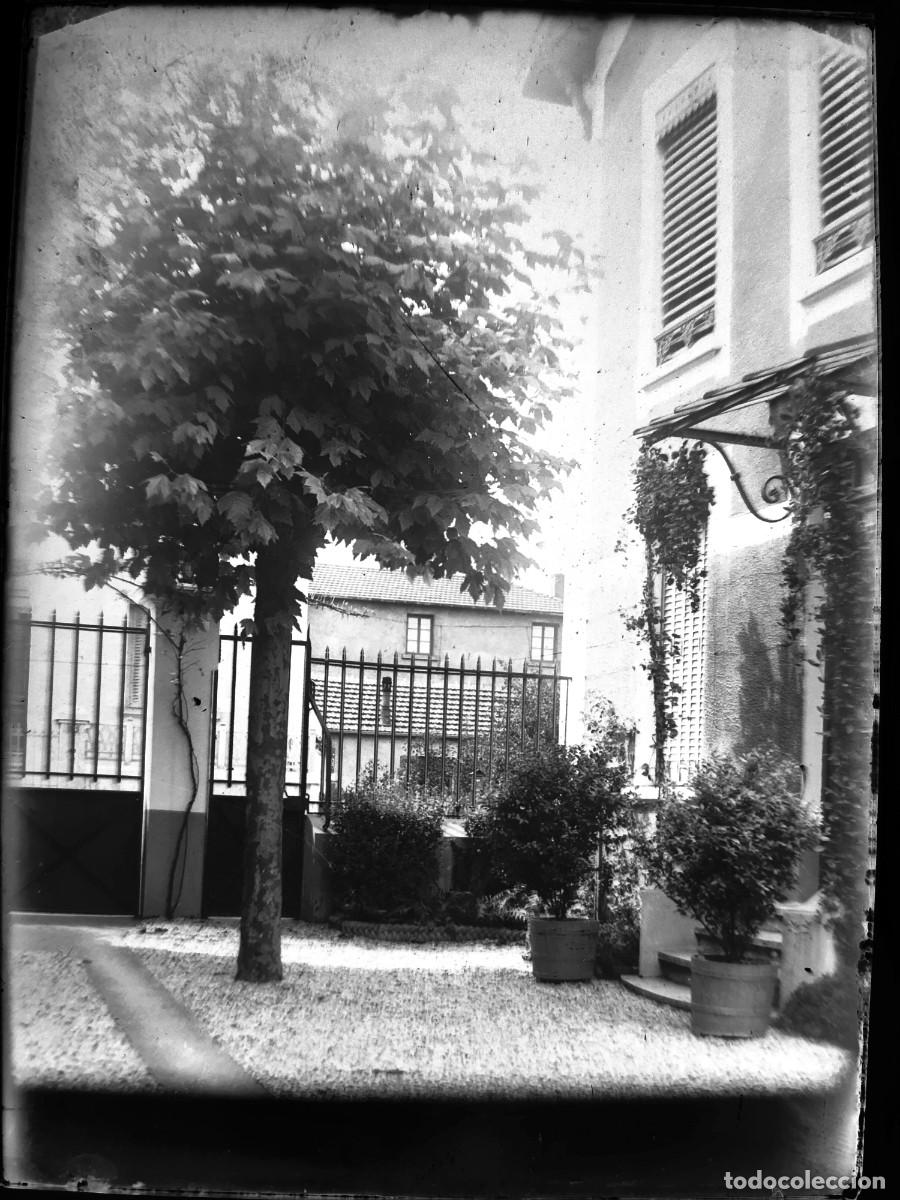 Alte Fotografie: Antiguo negativo de fotograf&iacute;a. Cristal. Una casa. Antigua.