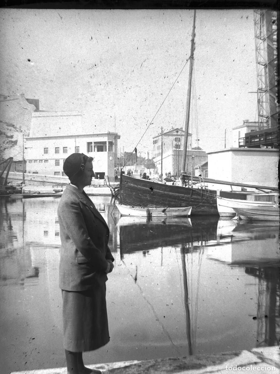 Photographie ancienne: Antiguo negativo de fotograf&iacute;a. Cristal. Se&ntilde;ora en el puerto. Barcos. Antigua.