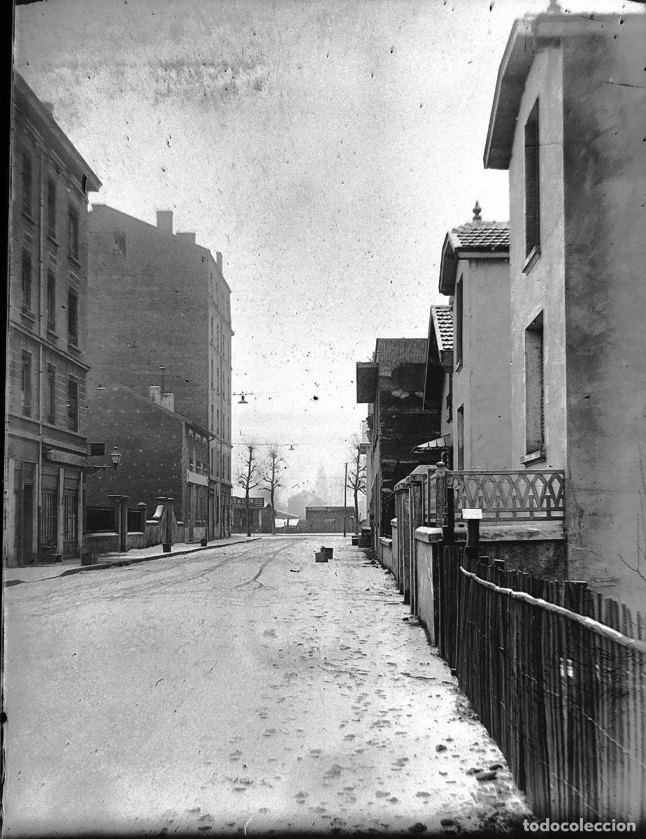 Photographie ancienne: Antiguo negativo de fotograf&iacute;a. Cristal. Una calle. Antigua.