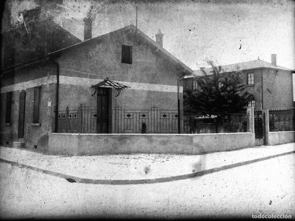 Fotografia antiga: Antiguo negativo de fotograf&iacute;a. Cristal. Una casa. Antigua.