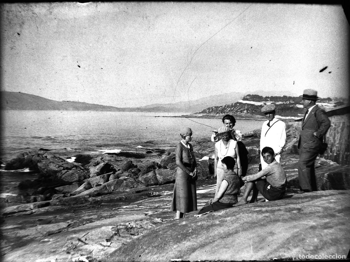 Alte Fotografie: Antiguo negativo de fotograf&iacute;a. Cristal. Familiar, paisaje mar&iacute;timo. Antigua.