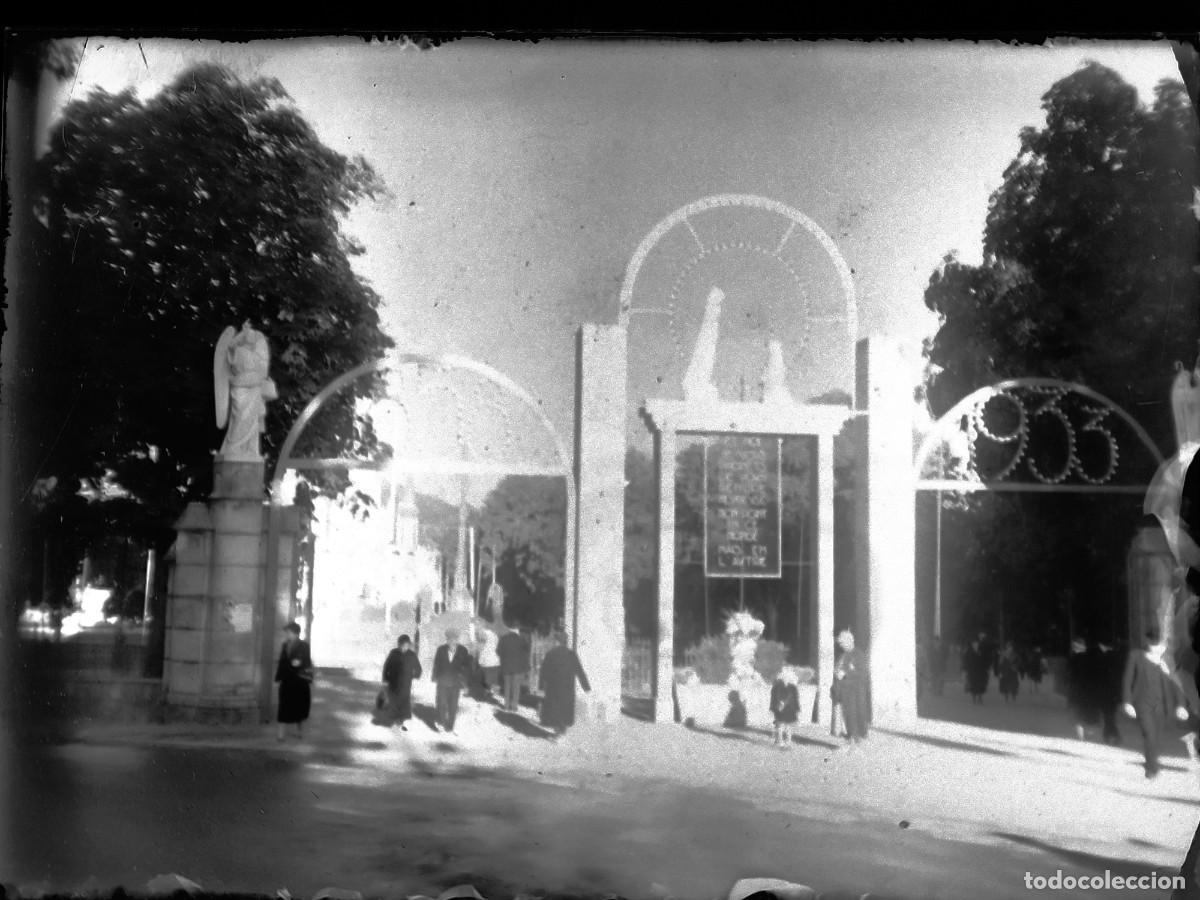 Antique Photography: Antiguo negativo de fotograf&iacute;a. Cristal. Gente en un jard&iacute;n. Antigua.