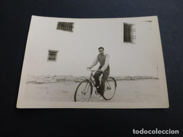 Fotograf&iacute;a antigua: ANDUJAR JAEN HOMBRE EN BICICLETA ANTIGUA FOTOGRAFIA 7,5 X 10,5 CMTS