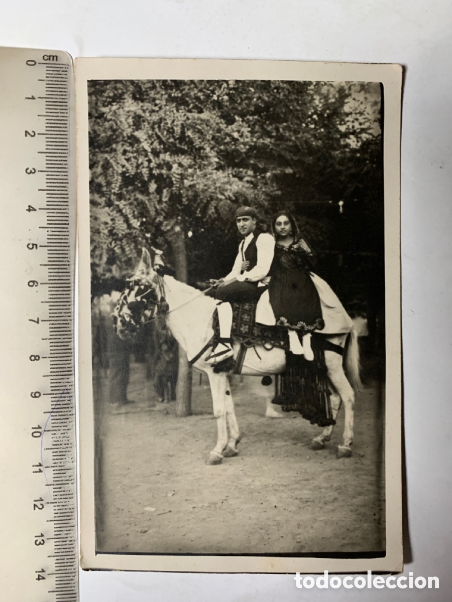 Fotograf&iacute;a antigua: FOTO. FIESTAS EN EL PUEBLO. GRUPA PARA DESFILAR EN LA CABALGATA. LOCALIDAD?. FOT&Oacute;GRAFO?.