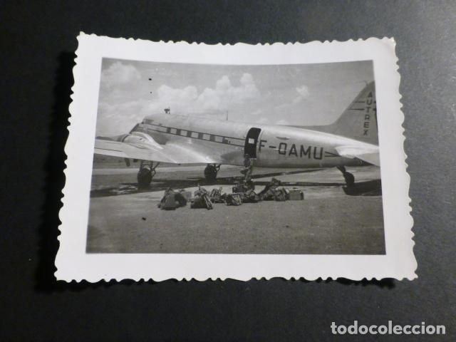 Fotografia antiga: EXPEDICIONARIO ESPA&Ntilde;OL EN LAOS TON-KIN LUIS RUBIO EN AVION 1954 ANTIGUA FOTOGRAFIA 7 X 9,5 CMTS