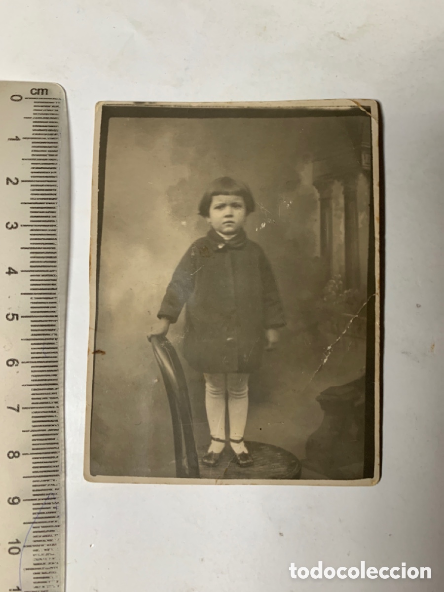 Fotograf&iacute;a antigua: FOTO. LA PEQUE ENCIMA DE LA SILLA. FOT&Oacute;GRAFO?.