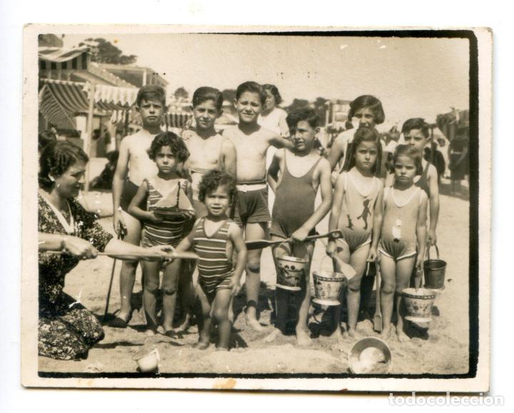 Fotograf&iacute;a antigua: Grupo de ni&ntilde;os en playa a identificar posiblemente Cantabria, foto de minutero 8,8x6,8 cm