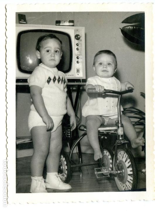 Alte Fotografie: Foto ni&ntilde;os con triciclo y televisor. Foto Valca 8,5x11,5 cm