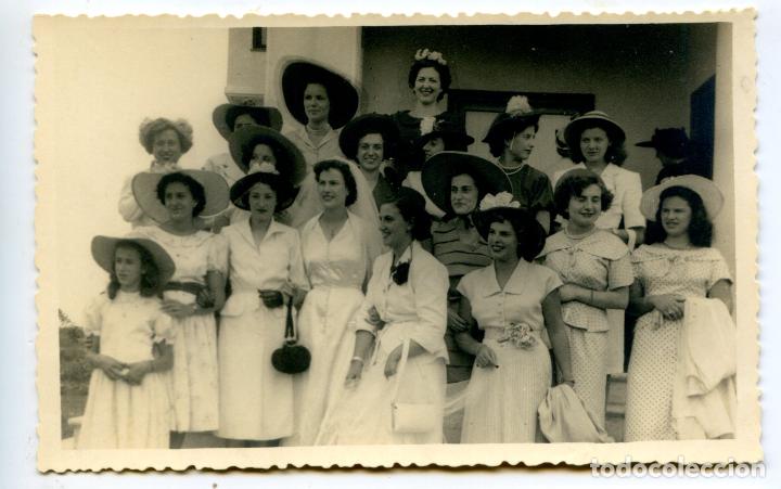 Antique Photography: Grupo de damas en una boda, con pamela. Circa 1950 13,5x8,5 cm.