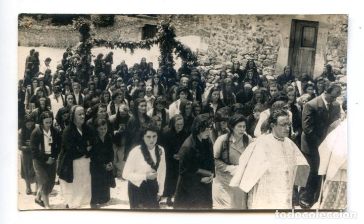 Antique Photography: Procesi&oacute;n religiosa en pueblo posiblemente de Cantabria, 13x7,8 cm