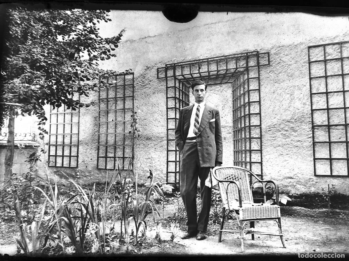 Fotograf&iacute;a antigua: Antiguo negativo de fotograf&iacute;a. Cristal. Caballero junto a la silla. Antigua.