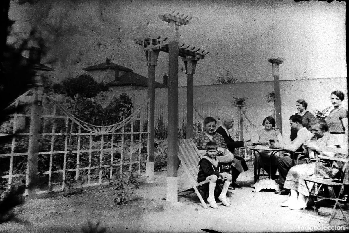 Fotograf&iacute;a antigua: Antiguo negativo de fotograf&iacute;a. Cristal. Familiar, en el jard&iacute;n. Antigua.