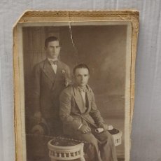Fotografia antica: FOTOGRAFÍA ANTIGUA ELECTRO MODERNA - M. PARATJE - PAREJA HOMBRES EN POSADO