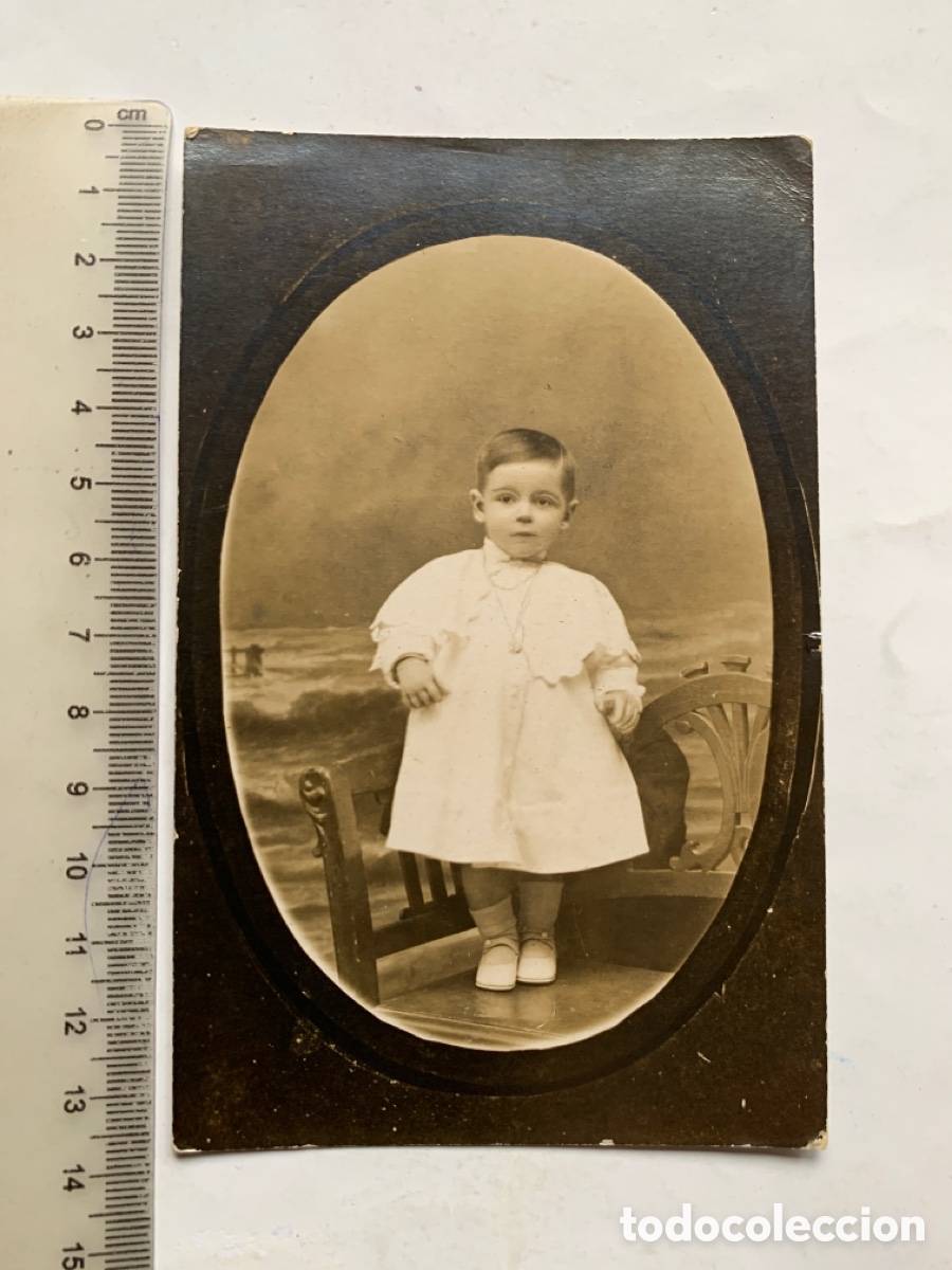 Fotografia antiga: FOTO. BEBE DE PIE EN EL SILL&Oacute;N. N. CAYUELA, FOT&Oacute;GRAFO. CABA&Ntilde;AL. VALENCIA.