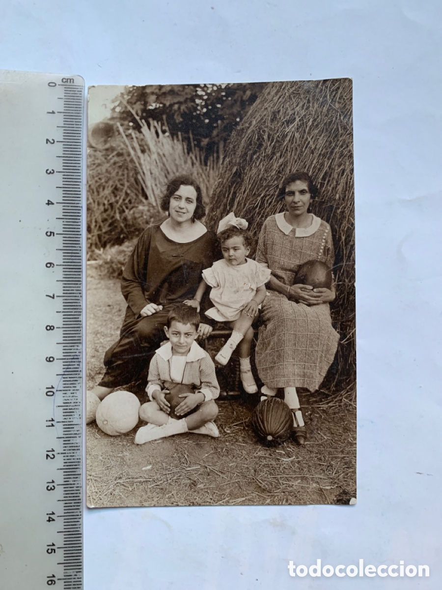 Fotograf&iacute;a antigua: FOTO. MADRE, HIJA Y NIETOS FINALIZADA LA TRILLA. FOT&Oacute;GRAFO?.