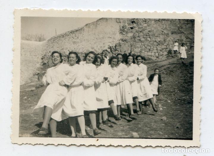 Fotografia antiga: Grupo de se&ntilde;oritas con bata blanca, fechada en 1949. 8,5x6 cm.