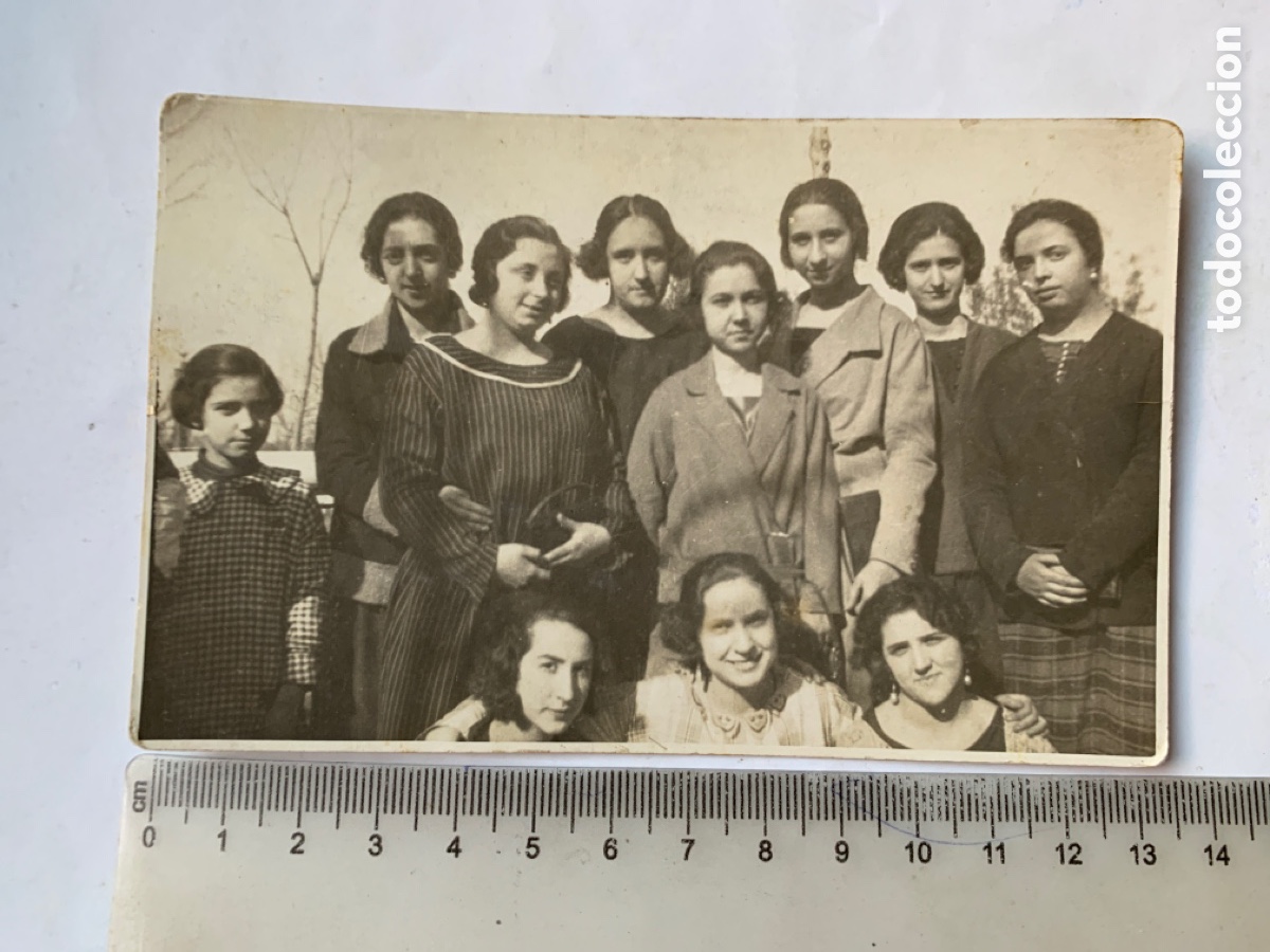 Alte Fotografie: FOTO. GRUPO NUMEROSO DE MUJERES, DE EDAD VARIADA, AMIGAS O FAMILIAR. FOT&Oacute;GRAFO?.