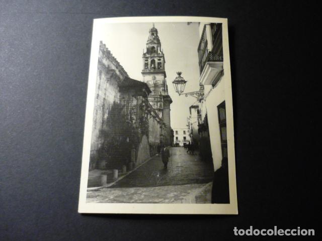 Fotografia antiga: CORDOBA ESCENA CALLE JUNTO A LA MEZQUITA ANTIGUA FOTOGRAFIA 11 X 7,5 CMTS