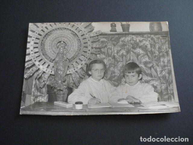 Fotograf&iacute;a antigua: NI&Ntilde;OS EN ESCUELA CON VIRGEN DEL PILAR ANTIGUA FOTOGRAFIA 12 X 17 CMTS