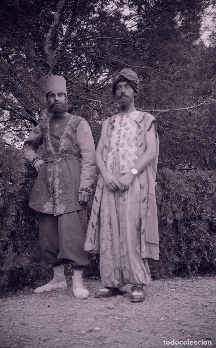 Fotografia antica: Fotograf&iacute;a familiar. Carnaval. J&oacute;venes. Zona de Terrassa. 1935